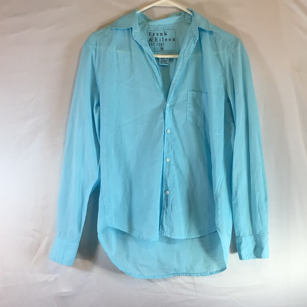 Frank & Eileen Light Blue Button-Down Shirt model Eileen